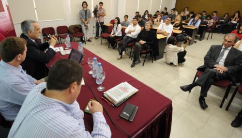 Panel. En la mesa habla Carlos Jornet. Lo escuchan Gastón Roitberg y Julio Perotti (La Voz/Ramiro Pereyra).