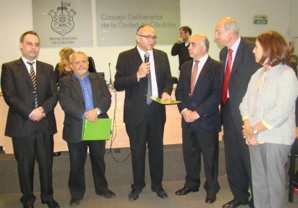 El Dr. Jorge Jofré y el Profesor Mario Tuduri, junto a los Presidentes de todos los Bloques parlamentarios del Concejo