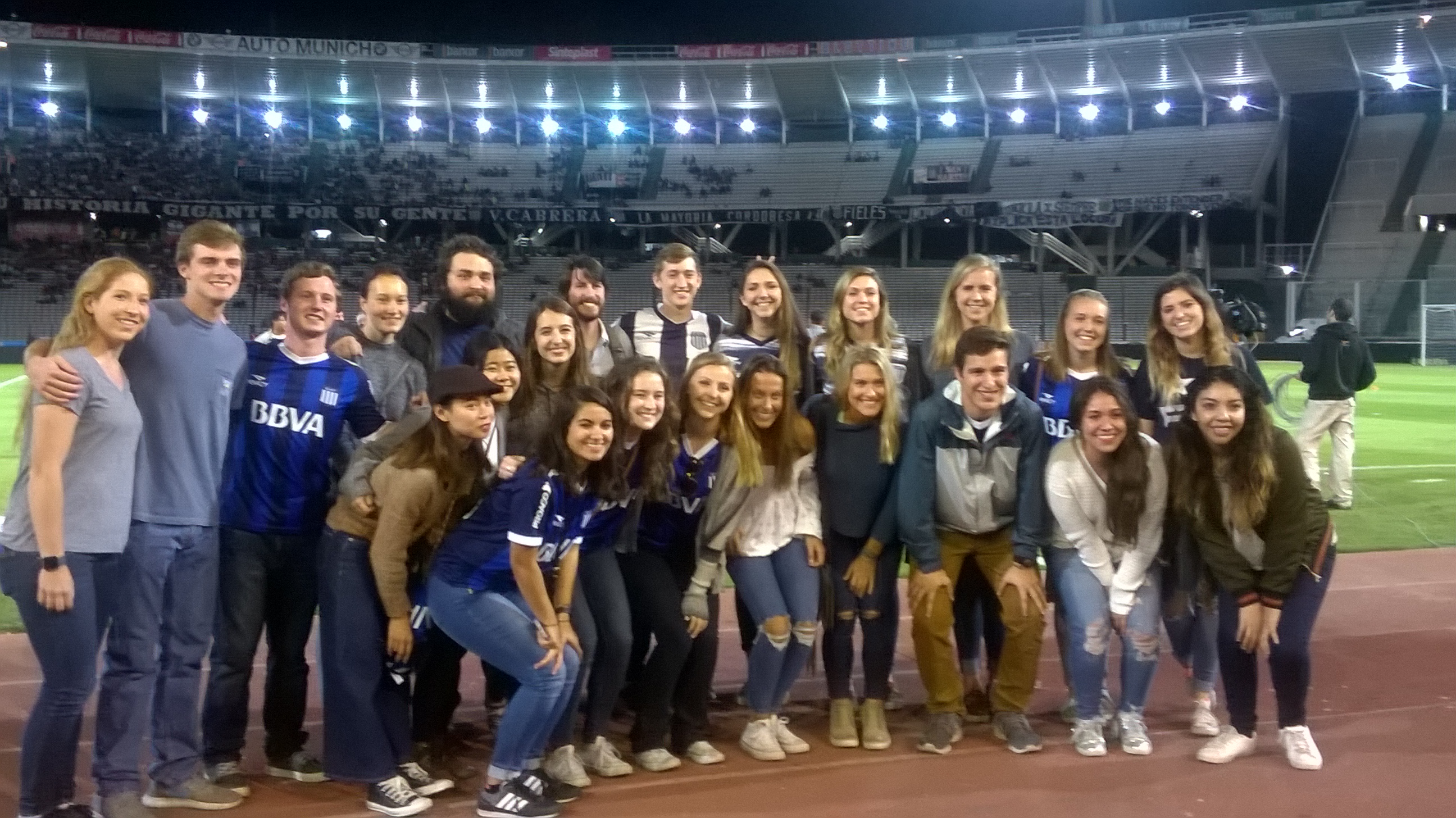 Talleres vs. Tigre: alumnos de intercambio experimentan los ritos de la cancha