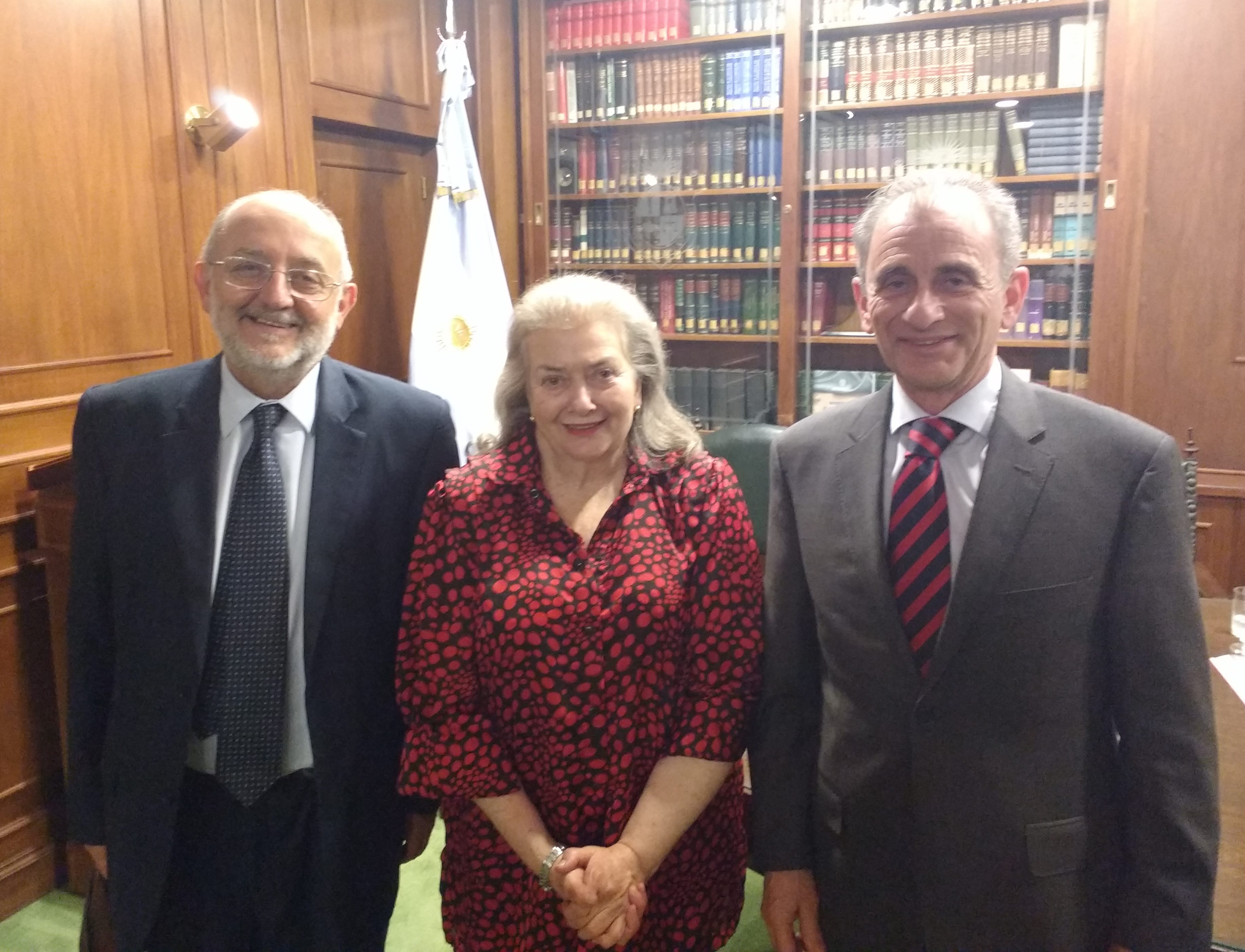 El Rector expuso en la Academia de Derecho