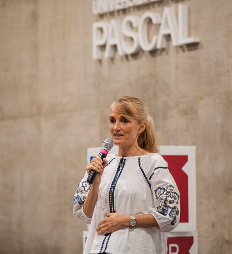 Más de 700 personas asistieron a la disertación de Suzanne Powell en la UBP