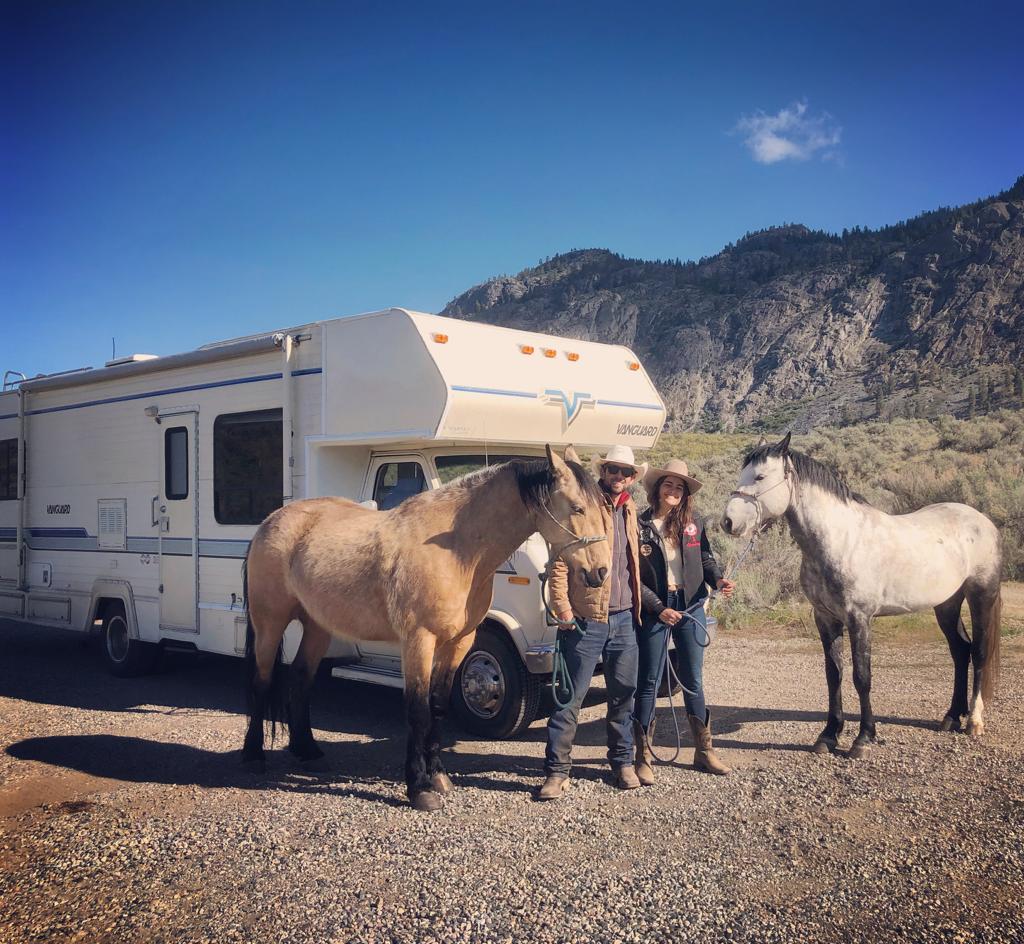 Alumna de gestión ambiental viaja a caballo de Alaska a Canadá