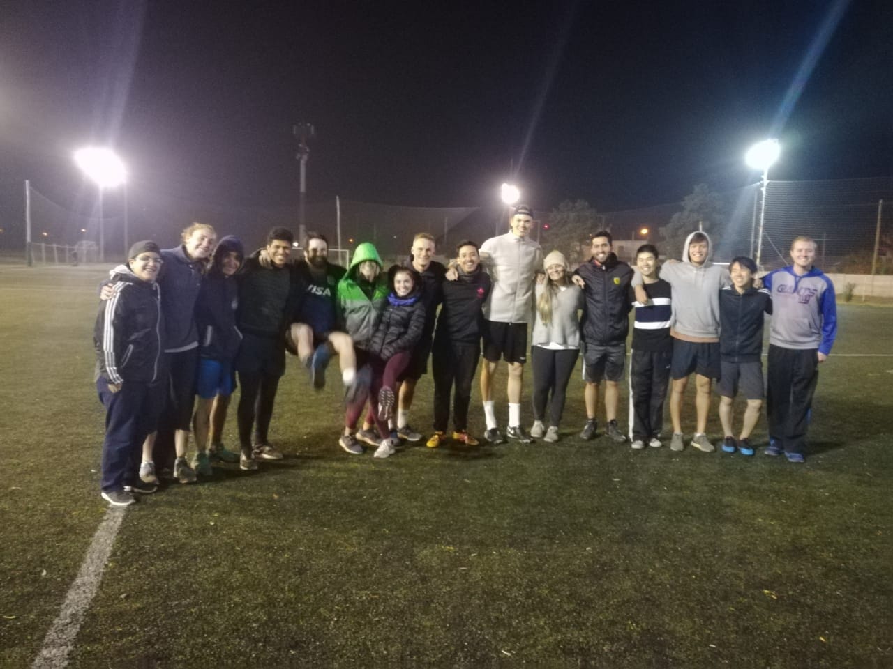 “Todos juegan”: partido de futbol mixto entre alumnos de intercambio y tutores