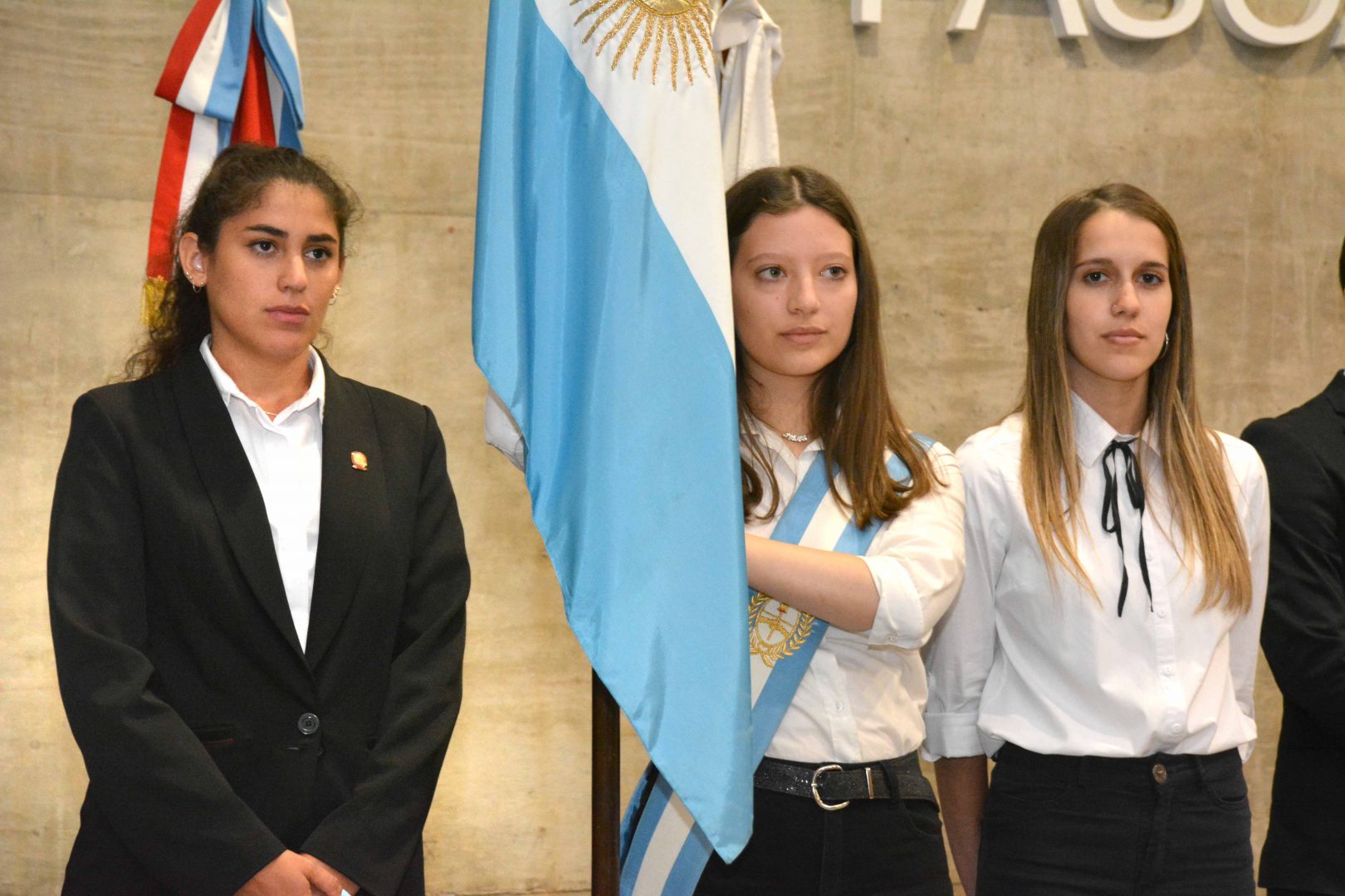 Estudiantes reciben premio por el mérito académico