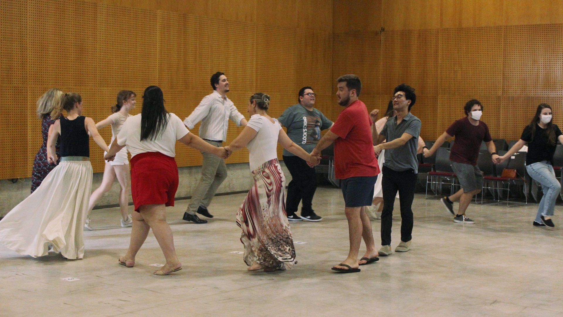 Estudiantes de intercambio bailaron al ritmo del folclore y cuarteto