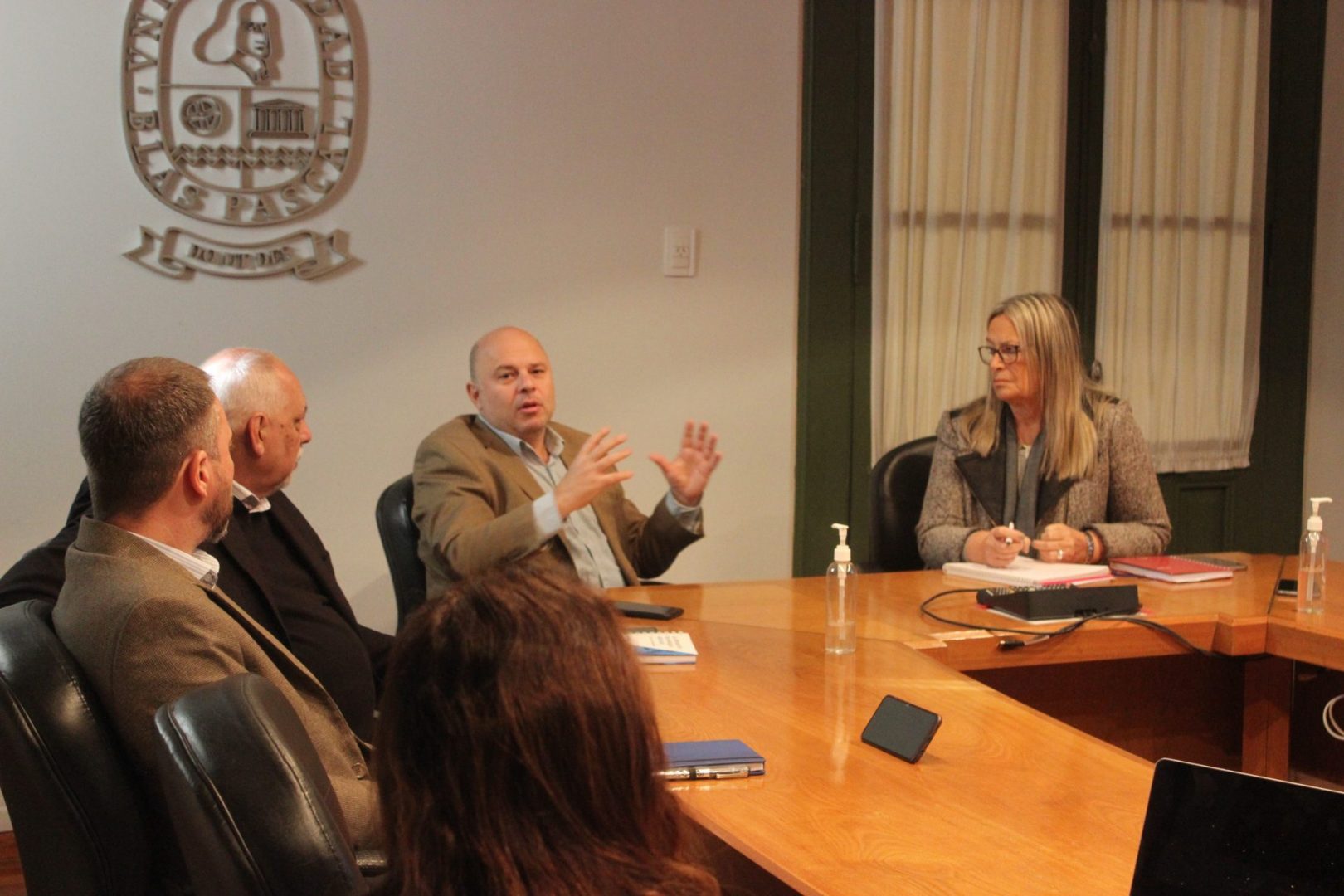 El ministro Pablo De Chiara se reunió con autoridades de la UBP