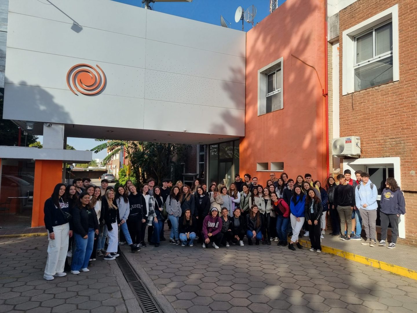 Estudiantes visitaron el estudio de Canal 12