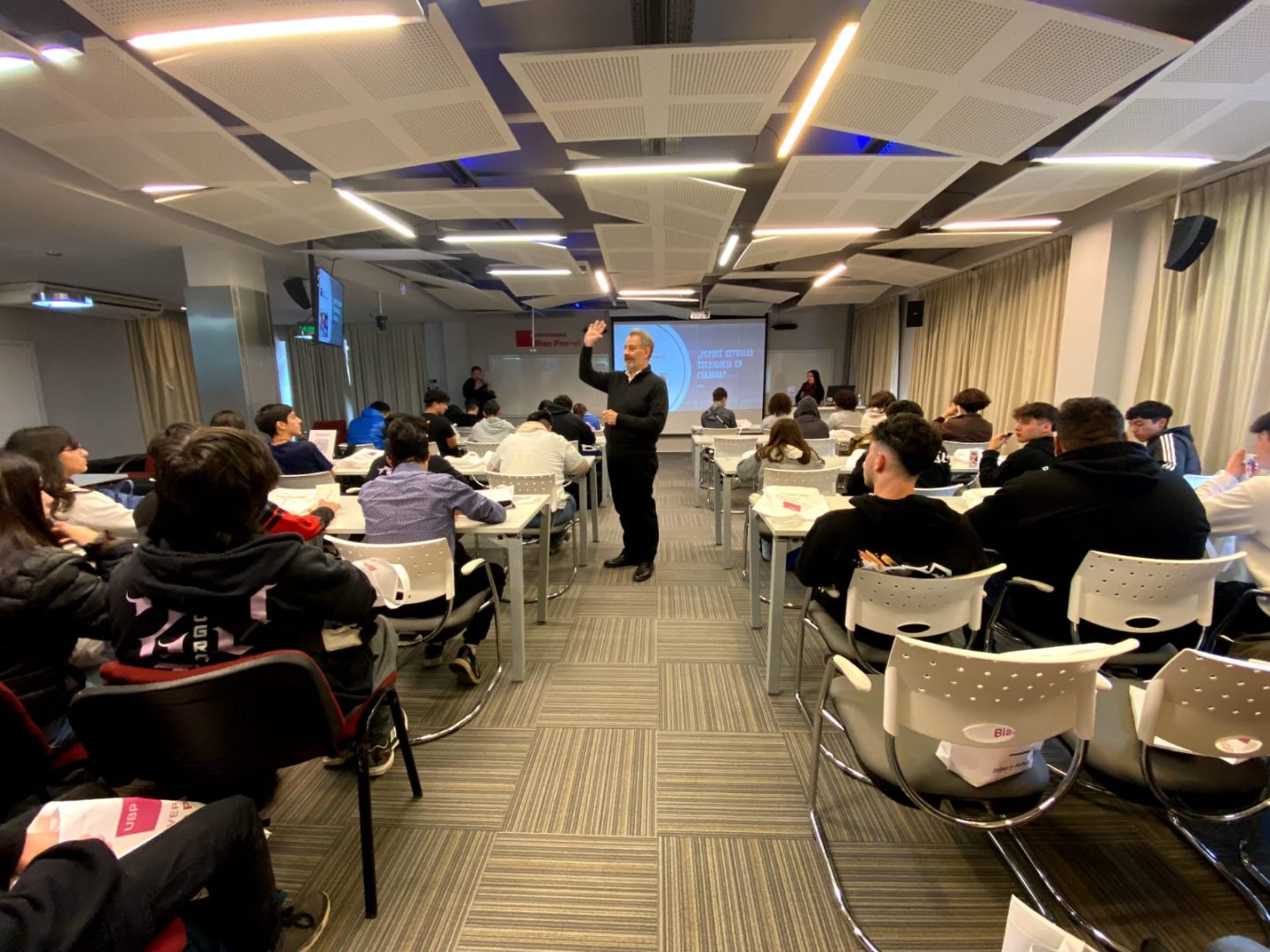 Visita de estudiantes de colegios técnicos al campus universitario